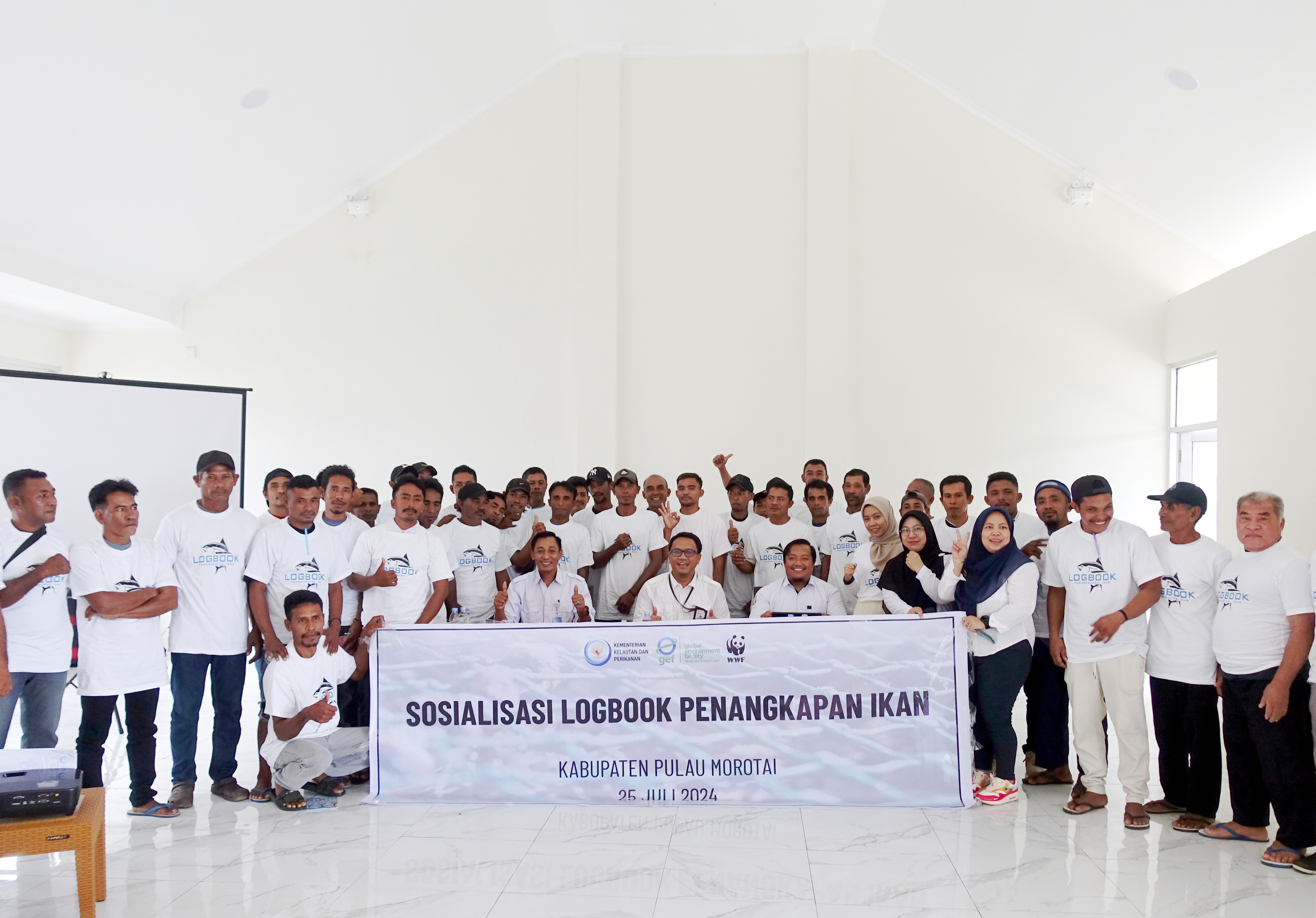 Foto bersama narasumber dan peserta kegiatan Sosialisasi dan Aktivasi E-Logbook Penangkapan Ikan  berbasis E-PIT di Kabupaten Pulau Morotai Maluku Utara di fasilitasi melalui pendanaan hibah GEF 6 CFI Indonesia “The Ecosystem Approach To Fisheries Management (EAFM) In Eastern Indonesia (Fisheries Management Area (FMA) - 715,717 & 718) Components A, B, And D”, (25/7/2024).
